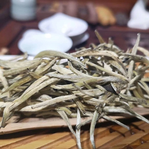 Được biết đến với sự độc đáo và quý giá, chè Bạch Long có giá thành lên tới 680 triệu đồng/kg, là loại trà đắt nhất Việt Nam.