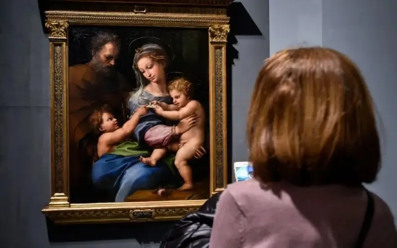 Bức tranh này treo ở Bảo tàng Prado ở Madrid, Tây Ban Nha, đã gây tranh cãi trong giới học thuật, với nhiều lập luận về việc có học trò của Raphael, Giulio Romano, đóng góp vào bức tranh hay không.