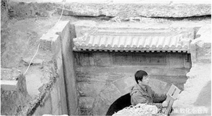 Mộ của ông được khai quật vào năm 1988, các nhà khảo cổ phát hiện nhiều điểm bất thường.