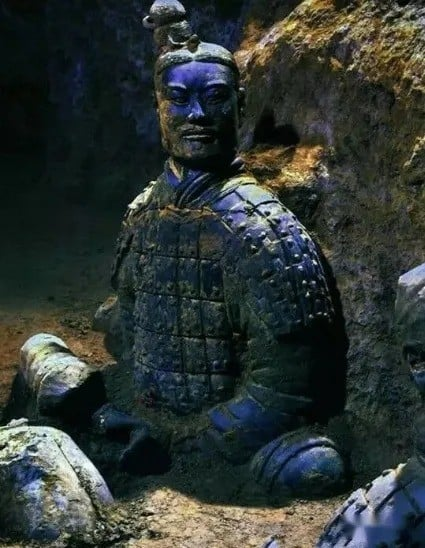 Những bức tượng bị oxy hóa, mất nước, và co rút trong vòng 4 phút, sau đó nhanh chóng bong tróc.