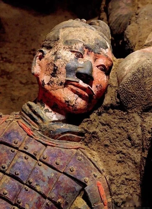 Tuy nhiên, chỉ sau 15 giây từ khi khai quật, chúng bong ra và biến thành màu xám đất, gây tiếc nuối trong cộng đồng khảo cổ.