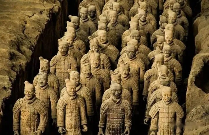 Khi mới khai quật lên, những bức tượng này có bộ giáp nhiều màu sắc, tươi sáng, sống động, được vẽ tay từ hàng nghìn năm trước bằng sơn màu tự nhiên như màu tím, đỏ, xanh, vàng, đen, trắng.