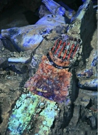 Cấu trúc giống như đường hầm và nhiều biến động địa chất làm bức tượng bị tổn thương.