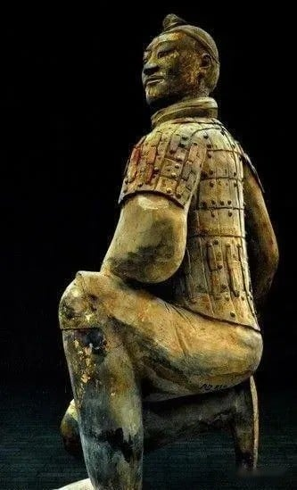 Sự nén ép và ẩm ướt là thách thức đối với đội quân đất nung này.