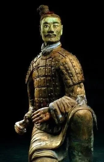 Trong số những phát hiện của lăng mộ Tần Thủy Hoàng, nổi tiếng là việc họ tìm thấy hàng ngàn tượng binh sĩ đất nung.