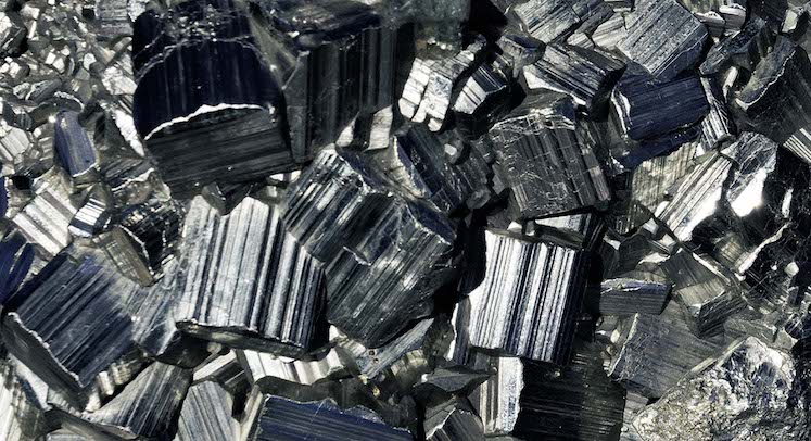 Californium cũng khan hiếm, tồn tại ở trạng thái rất nhỏ và không thể thu thập để chế tạo nhẫn.