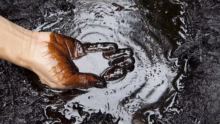 Giếng dầu Karamay 1 mở ra mỏ dầu công nghiệp lớn đầu tiên của Trung Quốc vào ngày 29/10/1955. Karamay (nghĩa là dầu đen trong tiếng địa phương) trở thành thành phố chính thức vào ngày 29/5/1958 giữa sa mạc Gobi.