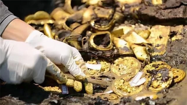 Sự phát hiện của 112 miếng vàng không phải là lần đầu tiên ở khu vực này. Năm 1999, một lượng lớn "miếng vàng" đã được tìm thấy tại một nhà máy gạch, nhưng do thiếu hiểu biết về di vật, nhiều miếng vàng đã bị phân tán.