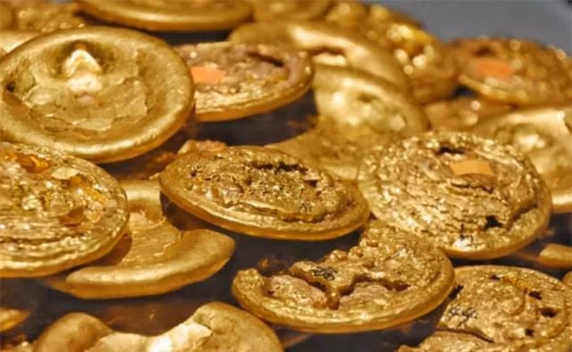 Ngày 2/11/1999, một công nhân trong xưởng gạch phát hiện các miếng vàng khi đào đất với máy xúc. Cảnh sát và chuyên gia đã phong tỏa hiện trường, nhưng nhiều miếng vàng vẫn bị đánh cắp. Sau nhiều lần khám xét, cảnh sát chỉ thu hồi được phần lớn vàng.