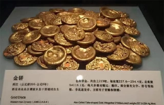 Một công nhân đã giấu 18 miếng vàng và chuyển đến khu vực khác để tránh điều tra, nhưng cuối cùng cũng bị tóm gọn.