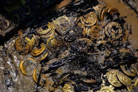 Các miếng vàng có độ tinh khiết cao và chứa ký hiệu và hoa văn, chứng tỏ giá trị nghiên cứu lớn của chúng.