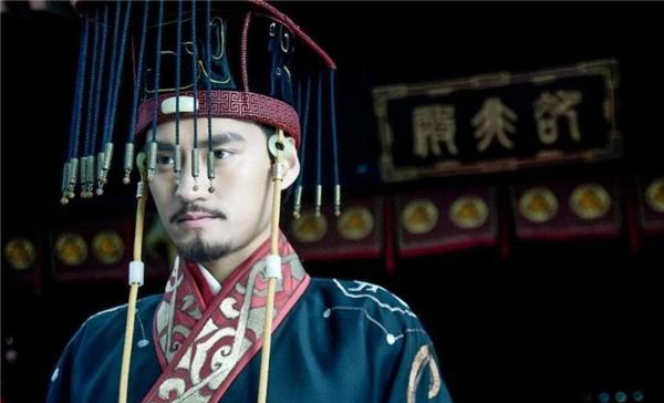 Vương Mãng thích vàng và đã thu thập lượng lớn khi lên ngôi. Khi ông qua đời, vàng bị phân tán và số vàng này có thể đã được đánh cắp và chôn giấu ngoại ô phía bắc Tây An.