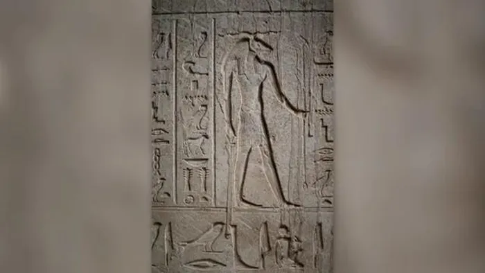 Ngôi mộ này thuộc về Džehutiemhat, một người ghi chép hoàng gia sống cách đây khoảng 2.500 năm, thời kỳ Ai Cập đang bị Ba Tư cổ đại kiểm soát.