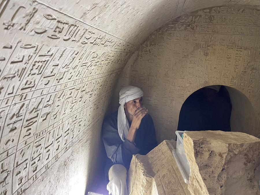 Ngoài ra, quan tài còn có chạm khắc về các vị thần Ai Cập như Banebdjedet và thần mặt trời Re.