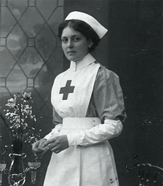 5. Violet Constance Jessop, một tiếp viên hàng hải và y tá, sống sót cả trong thảm kịch của tàu Titanic và tàu Britannic.