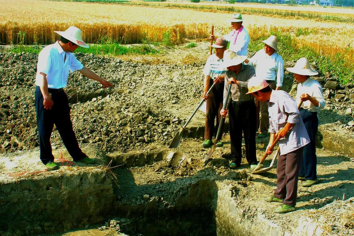 Chuyên gia từ Cục Di tích Văn hóa thành phố Diêm Thành được mời đến để thẩm định.