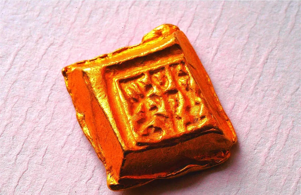 Các khối vàng này có đóng dấu "Ying Yuan" là loại tiền tệ độc quyền được nhà Chu sử dụng.