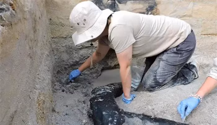 Cấu trúc này được khám phá tình cờ ở phía trên thác nước cao 235 mét (770 feet) bên bờ sông Kalambo vào năm 2019.