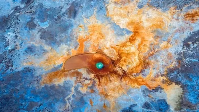 Từ "Aiken" theo ngôn ngữ Mông Cổ mang ý nghĩa "khủng khiếp" hoặc "kinh dị", phản ánh sự kỳ lạ và rùng rợn của suối. Đó cũng chính là lý do người ta gọi nơi đây là " mắt quỷ".