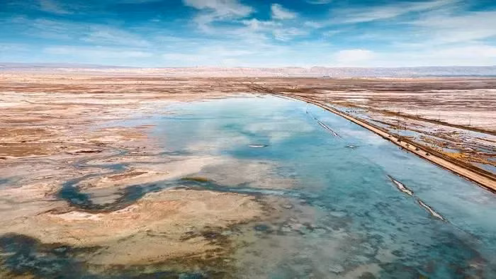 Các chuyên gia tin rằng, suối hình thành do các đợt địa chấn lớn từ các hoạt động kiến tạo ở rìa cao nguyên Thanh Hải-Tây Tạng.