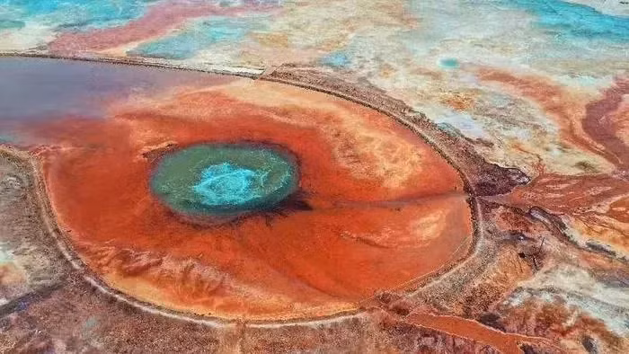 Nước suối chứa lượng lưu huỳnh cao, khiến khu vực xung quanh trở thành nơi không có cây cỏ và sinh vật sống.