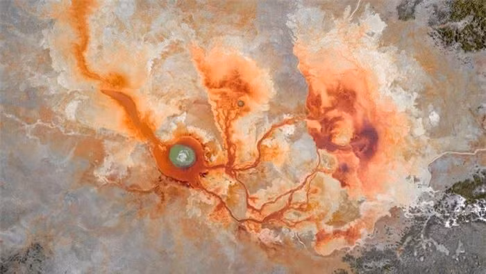 Suối Aiken có đường kính lớn hơn 10 mét, nước nóng liên tục sôi sục, tạo nên đám hơi nước và mảng đất xung quanh chuyển sang màu nâu đỏ hoặc vàng vào mùa xuân, tạo cảnh quan độc đáo với hình ảnh giống một đôi mắt khổng lồ.