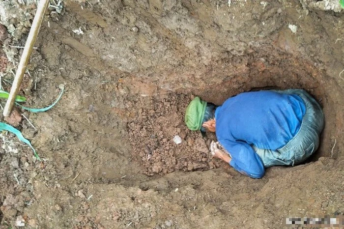 Tiểu Vương quyết định thu gom những vật thể lạ này và sau đó bán với giá rẻ bèo vì không biết giá trị thực sự của nó.