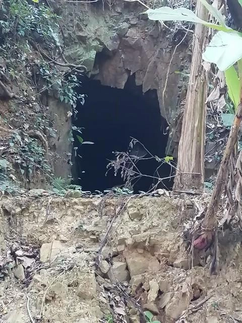 Vùng núi này được đồn thổi là nơi giấu báu vật và lăng mộ của các tướng quân từ thời phong kiến Trung Quốc.