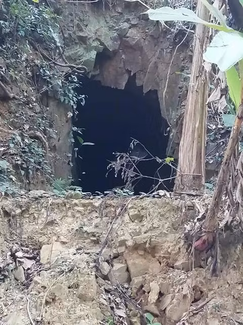 Vùng núi này được đồn thổi là nơi giấu báu vật và lăng mộ của các tướng quân từ thời phong kiến Trung Quốc.