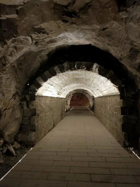 Các chuyên gia khảo cổ sau đó xác nhận rằng hang động này chứa một ngôi mộ cổ lớn và quý giá từ thời Tây Hán, có giá trị khảo cổ lớn.