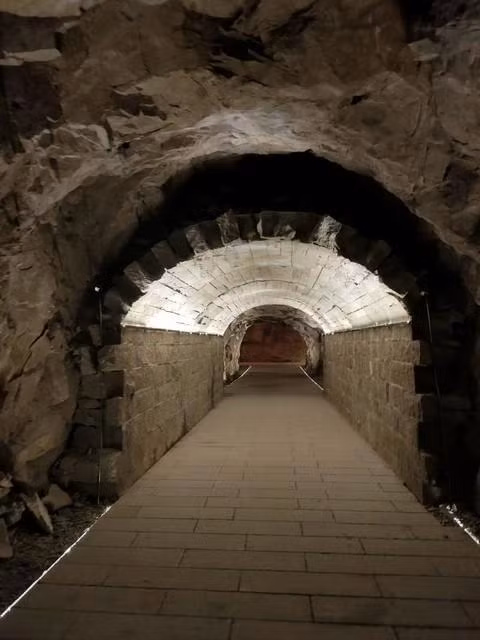 Các chuyên gia khảo cổ sau đó xác nhận rằng hang động này chứa một ngôi mộ cổ lớn và quý giá từ thời Tây Hán, có giá trị khảo cổ lớn.