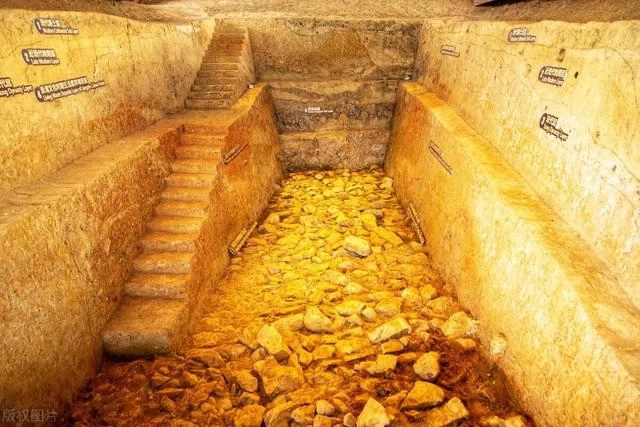 Các hiện vật bên trong bao gồm một chiếc vạc ba chân bằng đồng, một tấm bình phong lớn, vũ khí như kiếm, súng, giáo, và nhiều chiến bào dát vàng.