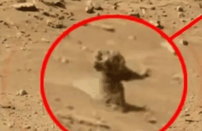 Những hình ảnh mới nhất từ tàu thăm dò Perseverance cho thấy những hình dạng địa hình và vật thể bất thường trên Sao Hỏa. Sự xuất hiện của những đối tượng này, có hình dạng và màu sắc khác với đá và núi tự nhiên, đã tăng cường sự tin tưởng rằng chúng có thể là biểu hiện của sự sống ngoài hành tinh.