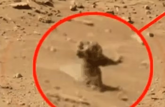 Những hình ảnh mới nhất từ tàu thăm dò Perseverance cho thấy những hình dạng địa hình và vật thể bất thường trên Sao Hỏa. Sự xuất hiện của những đối tượng này, có hình dạng và màu sắc khác với đá và núi tự nhiên, đã tăng cường sự tin tưởng rằng chúng có thể là biểu hiện của sự sống ngoài hành tinh.