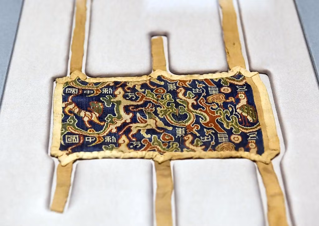 Đó là một tấm vải gấm cổ có 8 chữ, với ý nghĩa là "Năm ngôi sao từ phương Đông đến mang lại phồn vinh cho Trung Quốc".