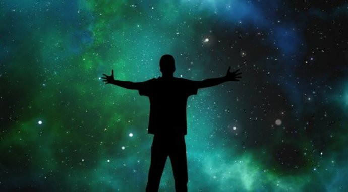 1. Ngạt khí: Trong không gian vũ trụ không có áp suất, khi bị văng ra ngoài mà không mặc áo bảo hộ, không khí trong phổi sẽ nở ra và xé tan các mô phổi.