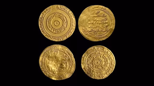 Những đồng tiền vàng này phản ánh sự chuyển giao quan trọng, với hai đồng được đúc ở thành phố Ramla trong thời kỳ triều đại Sunni và hai đồng tiền khác được đúc ở Cairo trong thời kỳ triều đại Shiite.