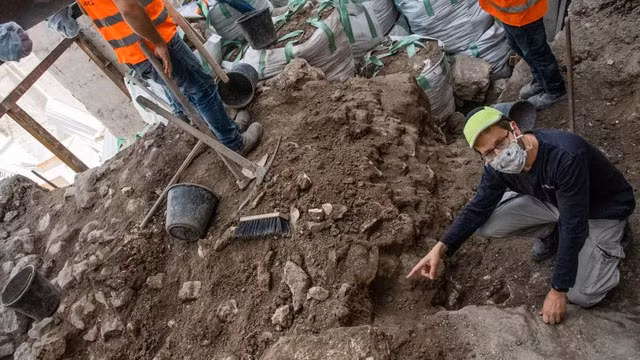 Đồng tiền vàng này không chỉ có giá trị từ chất liệu vàng mà còn từ khả năng xác định tuổi đời. Tất cả đều được đúc trong khoảng từ năm 940 đến 970, thời kỳ chính trị đầy biến động khi triều đại Shiite Fatimid chiếm đóng Ai Cập, Syria và Israel từ tay triều đại Sunni Abbasid.