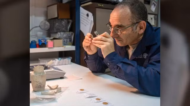 Chuyên gia của Cơ quan quản lý di tích cổ Israel (IAA) cho biết, những đồng tiền vàng được bảo quản tốt và thậm chí không cần làm sạch mới để nhận diện.