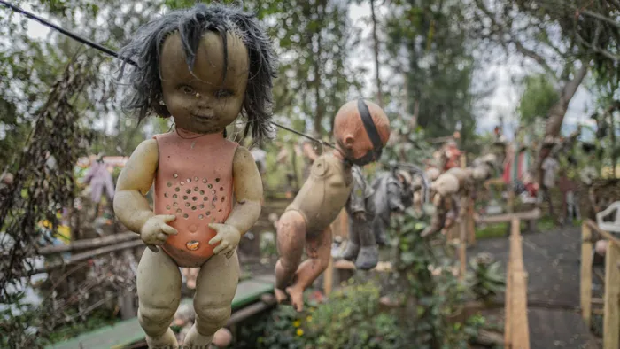 Ám ảnh bởi cái chết của bé gái, ông đã mang rất nhiều búp bê về treo trên cành cây như một sự tưởng nhớ và cầu nguyện cho cô bé.