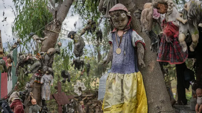 Một ngày, ông chứng kiến một bé gái chết đuối cùng con búp bê mà ông không thể cứu được.