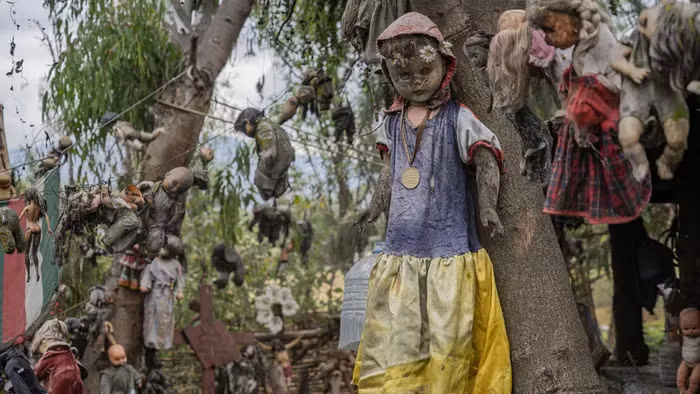 Một ngày, ông chứng kiến một bé gái chết đuối cùng con búp bê mà ông không thể cứu được.