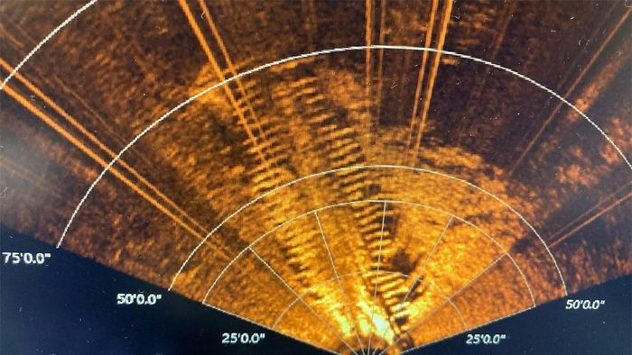 Trong khi đang chèo thuyền chậm để tìm cá, hai cha con bất ngờ phát hiện ra một hình dạng bất thường dưới nước, ban đầu được cho là một con bạch tuộc. Tuy nhiên, họ nhanh chóng nhận ra rằng đó có thể là một con tàu đắm.