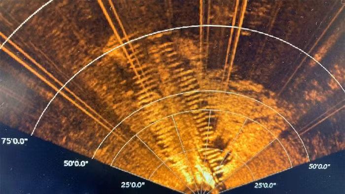 Trong khi đang chèo thuyền chậm để tìm cá, hai cha con bất ngờ phát hiện ra một hình dạng bất thường dưới nước, ban đầu được cho là một con bạch tuộc. Tuy nhiên, họ nhanh chóng nhận ra rằng đó có thể là một con tàu đắm.