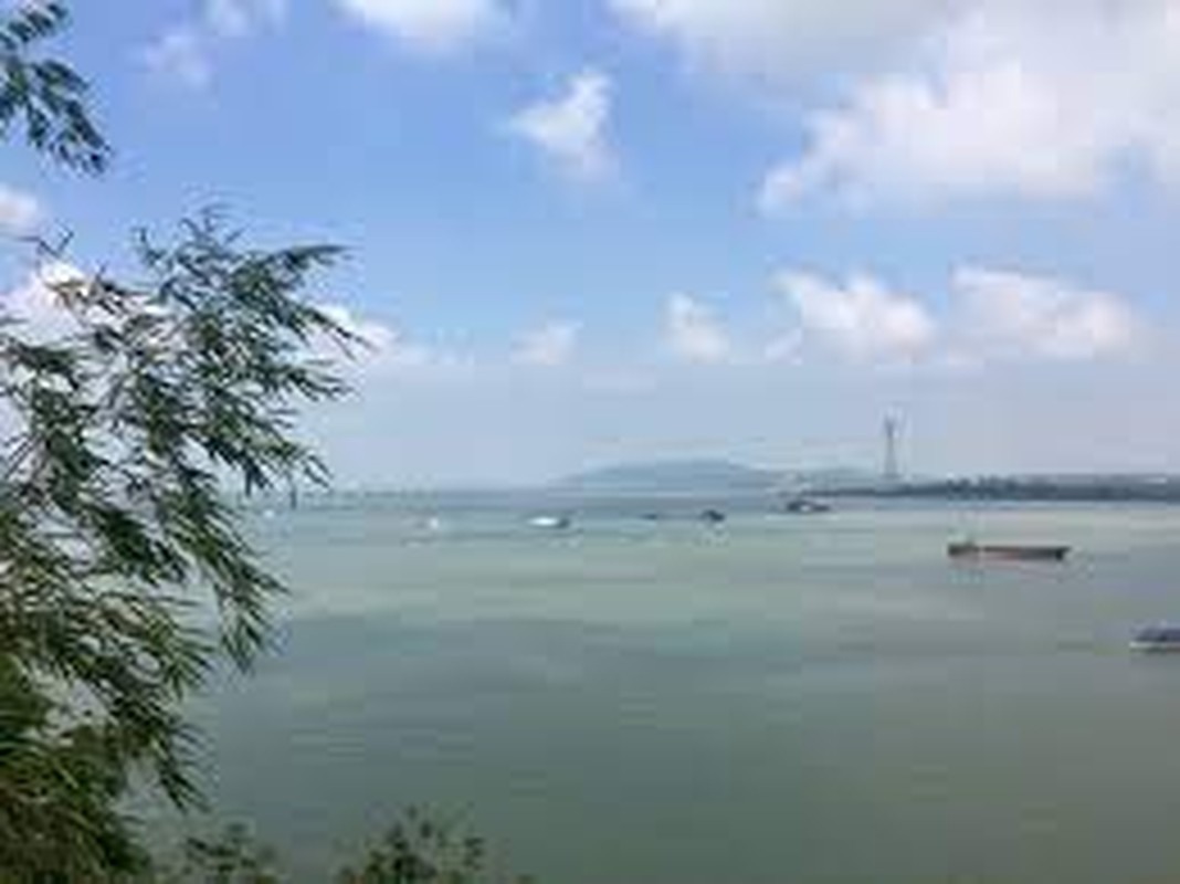 Có những giả thuyết về cổng không gian, lỗ đen, thiên thạch vũ trụ, thủy quái... nhưng không có một lý giải cụ thể nào được chấp nhận rộng rãi.