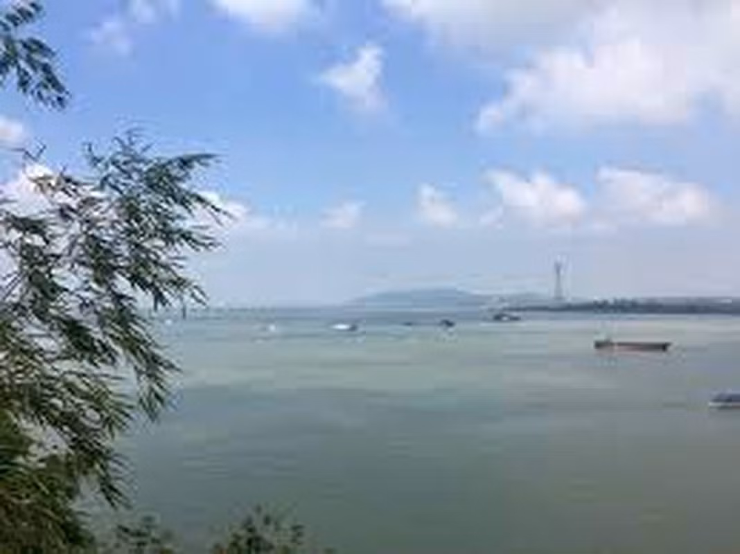 Có những giả thuyết về cổng không gian, lỗ đen, thiên thạch vũ trụ, thủy quái... nhưng không có một lý giải cụ thể nào được chấp nhận rộng rãi.