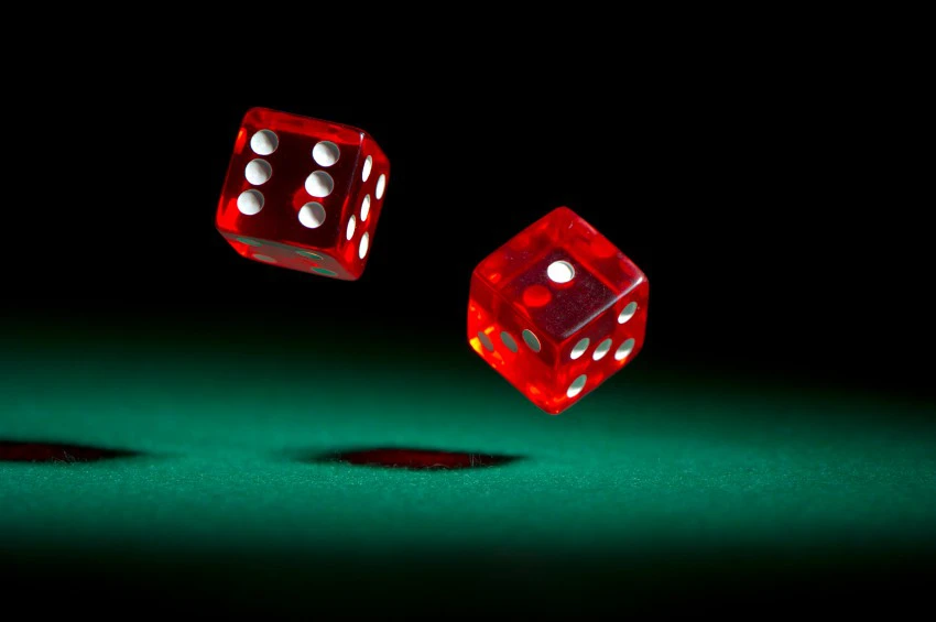 4. Xúc xắc: Trong thời Trung Cổ, nhiều nhà truyền giáo tin rằng xúc xắc là sản phẩm của ma quỷ và là biểu tượng của sự sa ngã.