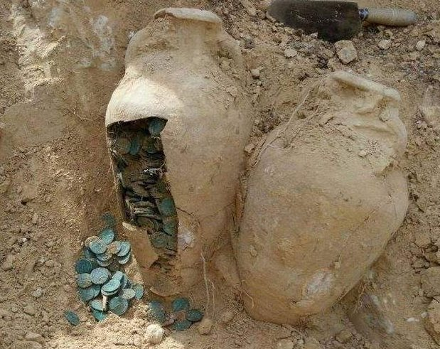 Được xác định là có từ thế kỷ thứ 3 hoặc thứ 4, kho báu này bao gồm hàng nghìn đồng tiền xu và được đựng trong những chiếc bình cổ độc đáo.