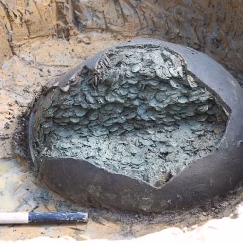 Kho báu này bao gồm 52.500 đồng xu La Mã với nhiều mệnh giá khác nhau, được ước tính có giá trị khoảng 1 triệu USD (hơn 24 tỷ VND).