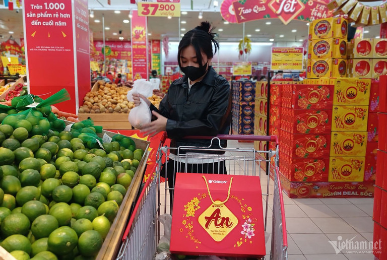 Dân ‘thắt lưng buộc bụng’, quà Tết giá rẻ ‘đắt như tôm tươi’ - Hình 2 Dan ‘that lung buoc bung’, qua Tet gia re ‘dat nhu tom tuoi’-Hinh-2